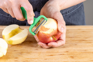 Apfel schälen