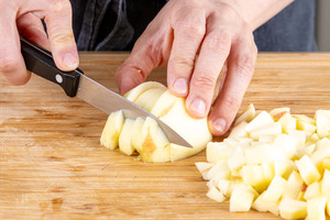Apfel klein schneiden
