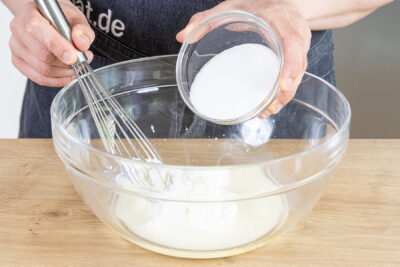 Zucker zu Quark, Milch und Öl geben