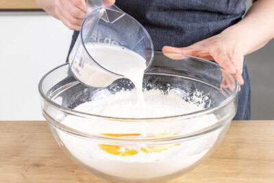 Hefemilch in die Mehlmulde gießen