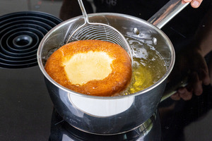 ausgezogenen Krapfen wenden