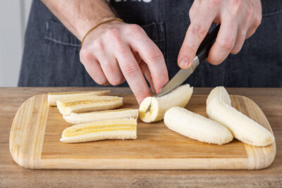 Bananenhälften längs halbieren