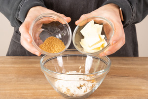 Butter und braunen Zucker zusammengeben.