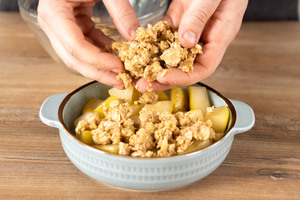 Streusel über den Birnen verteielen.