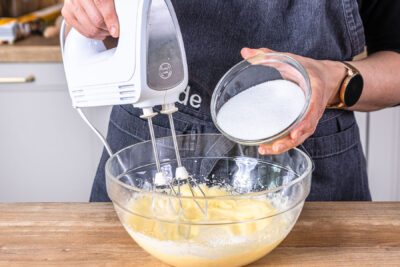 Butter mit Zucker aufschlagen
