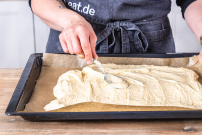 Teig auf dem Backblech verteilen