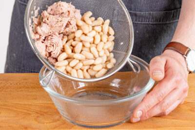 Thunfisch und Bohnen abtropfen lassen