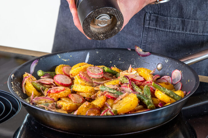 Bratkartoffelsalat würzen