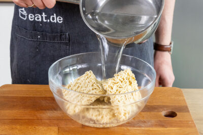 Mie-Nudeln mit kochendem Wasser übergießen