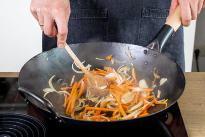 Gemüse im Wok anbraten
