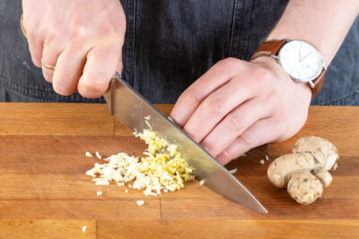 Knoblauch und Ingwer klein schneiden