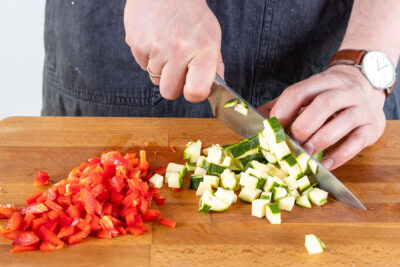 Paprika und Zucchini würfeln