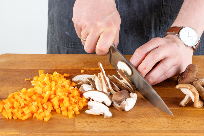 gewürfelte Karotte und Pilze in Scheiben schneiden