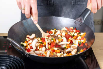 Gemüse im Wok anbraten