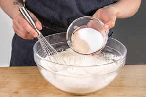 Mehl, Trockenhefe, Salz, Zucker und Vanillezucker mischen