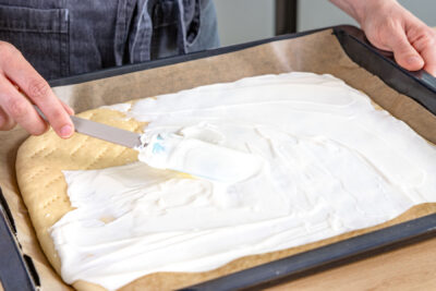 Hefeteig mit Schmand bestreichen