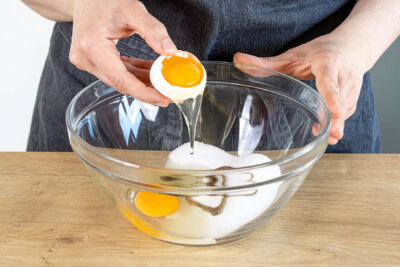 Eier zum Zucker geben