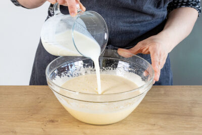 Buttermilch zum Teig gießen