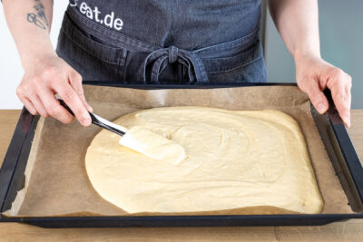 Teig auf dem Backblech vetrstreichen