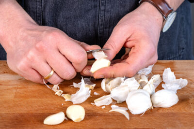 Knoblauchzehen schälen