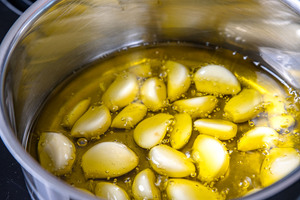 Knoblauch bei kleiner Hitze confieren