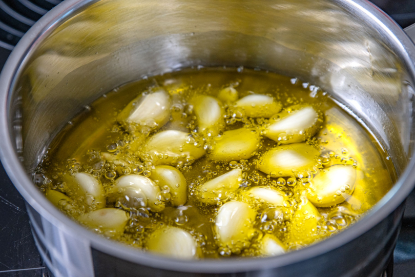 Olivenöl kocht bei mittlerer Hitze auf
