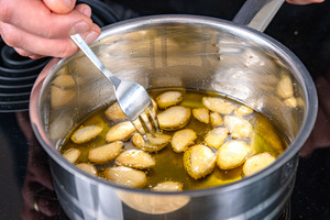 mit Gabel testen, ob Knoblauch weich ist