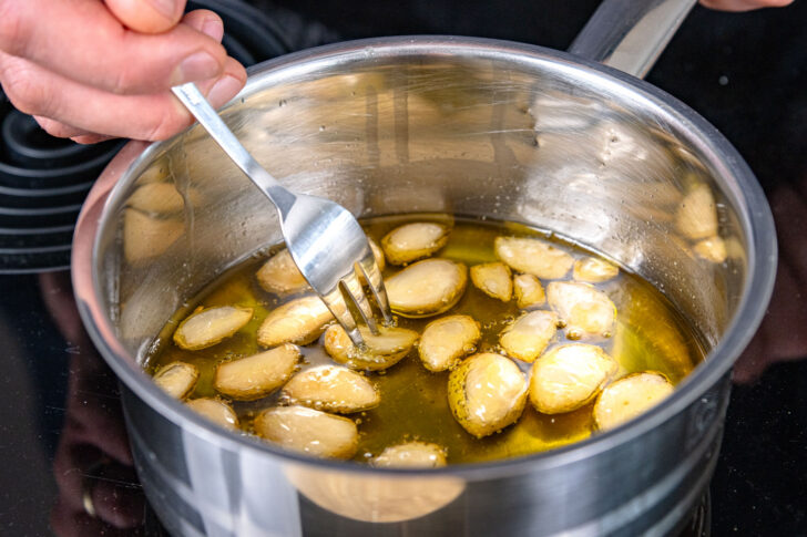 mit Gabel testen, ob Knoblauch weich ist