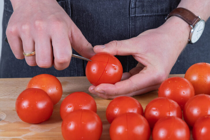 Tomatenrückseite einschneiden