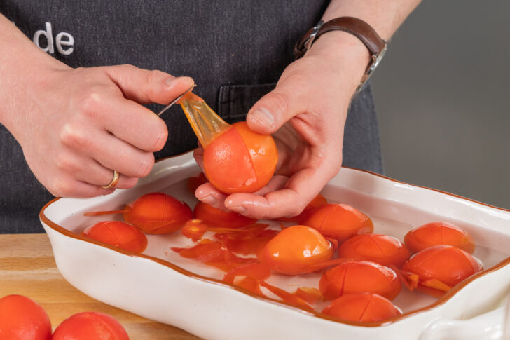 Tomaten von der Haut befreien