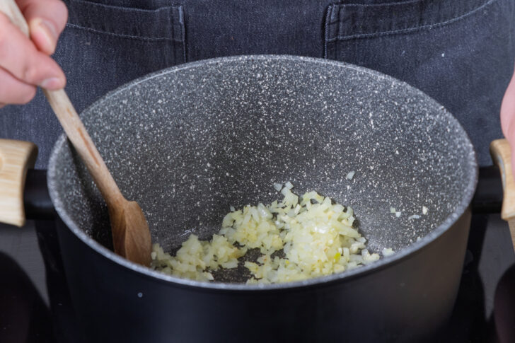 Knoblauch und Zwiebeln in einem Topf anschwitzen
