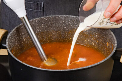 Tomatensuppe pürieren und Sahne dazugeben
