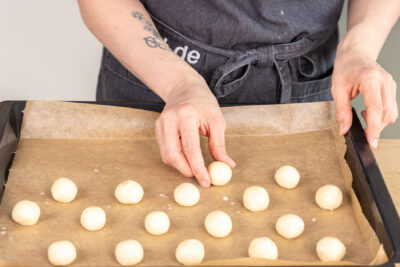 Amaretti auf Backpapier legen