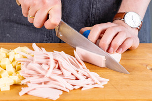 Fleischwurst schneiden