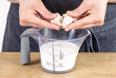 Hefe in die Milch geben