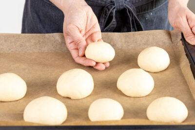 Milchbrötchen auf das Backblech legen