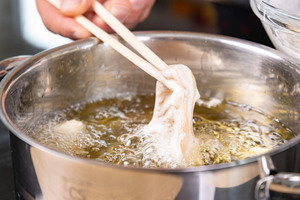 Hähnchen in heißem Öl frittieren