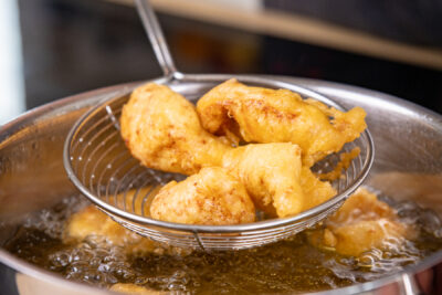 Gebackenes Hähnchen aus Öl nehmen
