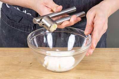 Knoblauch zum Joghurt pressen
