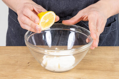 Zitronensaft zum Joghurt pressen