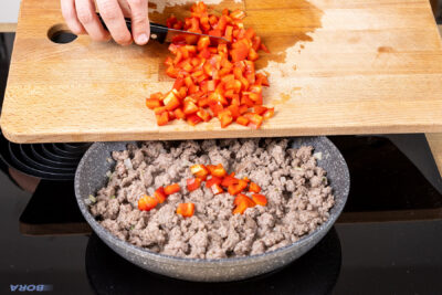 Paprika zum Hackfleisch in die Pfanne geben