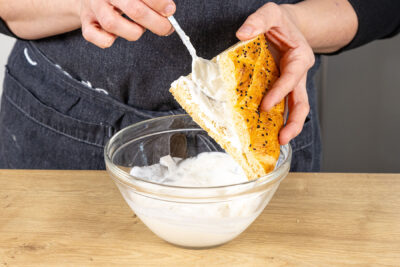 Fladenbrot innen mit Joghurtcreme bestreichen
