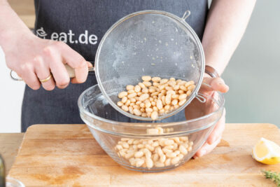 Weiße Bohnen abtropfen lassen
