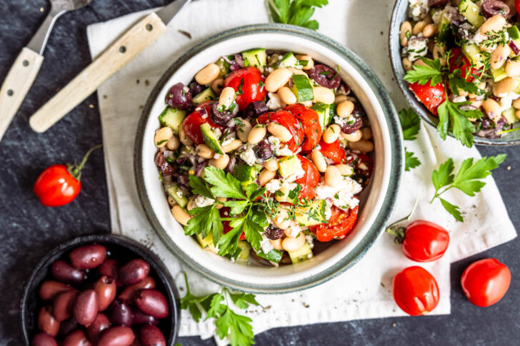 Griechischer Bohnensalat mit weißen Bohnen