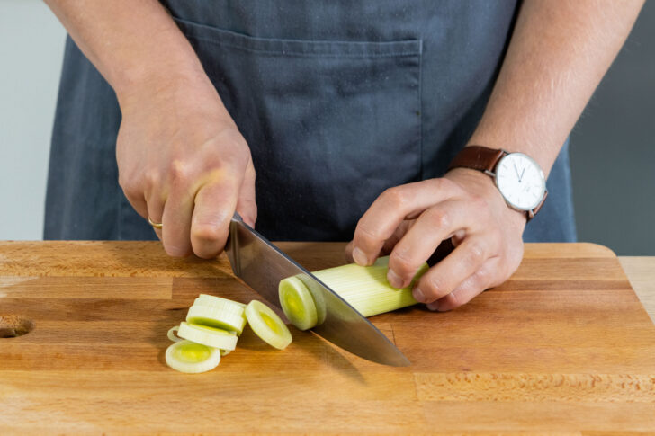 Lauch in Ringe schneiden