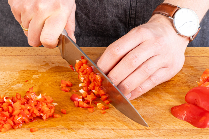 Paprika in feine Würfel schneiden