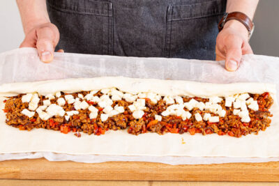 Mozzarella darauf verteilen und zusammenrollen