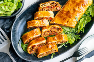 Hackfleisch-Käse-Blätterteigrollen