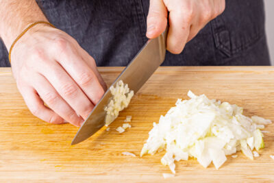 Zwiebel und Knoblauch in feine Würfel schneiden