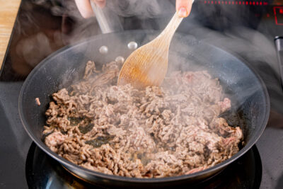 Hackfleisch krümelig anbraten